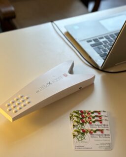 ✨ Mieux comprendre son corps pour mieux prendre soin de sa santé ✨
En tant que diététicienne nutritionniste, je m’appuie sur des outils fiables et précis pour vous accompagner au plus juste.
👉 Aujourd’hui, je vous présente mon impédancemètre professionnel BiodiExpert.
🔍 Qu’est-ce qu’un bilan de composition corporelle ?
Grâce à l’impédancemétrie, il est possible d’analyser bien plus que le simple poids sur la balance. Le BiodiExpert permet d’évaluer notamment :
✔️ la masse grasse
✔️ la masse musculaire
✔️ la masse hydrique
✔️ la masse osseuse
✔️ la répartition des masses dans le corps
💡 Pourquoi c’est si intéressant ?
Parce que le poids seul ne raconte pas toute l’histoire. Deux personnes avec le même poids peuvent avoir des compositions corporelles très différentes.
Le bilan permet de :
🔹 suivre l’évolution réelle de votre corps
🔹 adapter les conseils nutritionnels de manière personnalisée
🔹 fixer des objectifs réalistes et pertinents
🔹 évaluer l’impact de l’alimentation et du mode de vie sur votre santé
🎯 Les bienfaits pour vous
✔️ Un accompagnement sur mesure
✔️ Une meilleure compréhension de votre corps
✔️ Un suivi précis et motivant dans le temps
✔️ Une approche santé, bien-être et performance (perte de poids, prise de masse musculaire, rééquilibrage alimentaire, prévention santé…)
📊 Le BiodiExpert est un outil professionnel reconnu, non invasif, rapide et fiable, qui vient enrichir le bilan nutritionnel et donner du sens aux chiffres. #biodyxpert #impedancemetre #dieteticienne