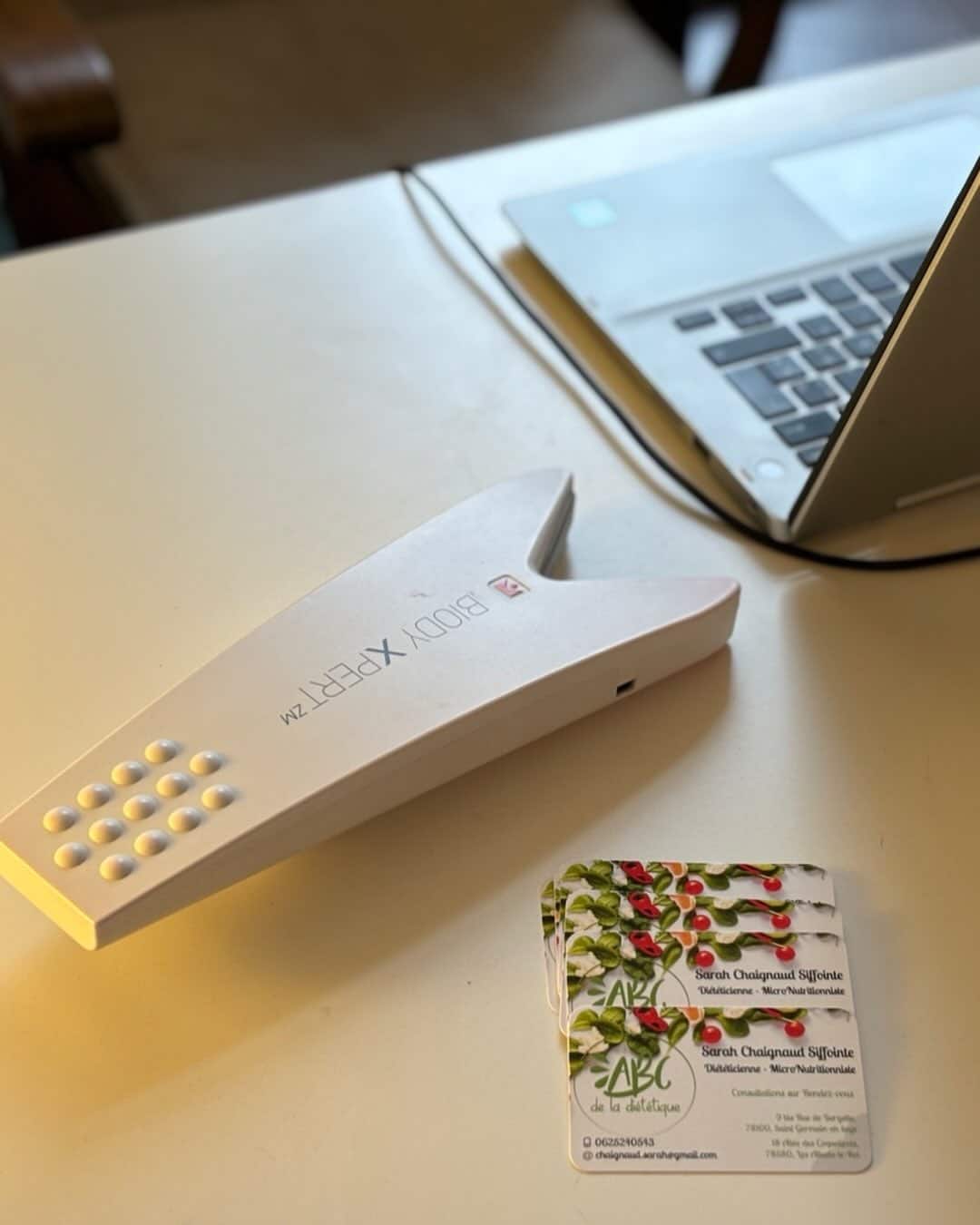 ✨ Mieux comprendre son corps pour mieux prendre soin de sa santé ✨
En tant que diététicienne nutritionniste, je m’appuie sur des outils fiables et précis pour vous accompagner au plus juste.
👉 Aujourd’hui, je vous présente mon impédancemètre professionnel BiodiExpert.
🔍 Qu’est-ce qu’un bilan de composition corporelle ?
Grâce à l’impédancemétrie, il est possible d’analyser bien plus que le simple poids sur la balance. Le BiodiExpert permet d’évaluer notamment :
✔️ la masse grasse
✔️ la masse musculaire
✔️ la masse hydrique
✔️ la masse osseuse
✔️ la répartition des masses dans le corps
💡 Pourquoi c’est si intéressant ?
Parce que le poids seul ne raconte pas toute l’histoire. Deux personnes avec le même poids peuvent avoir des compositions corporelles très différentes.
Le bilan permet de :
🔹 suivre l’évolution réelle de votre corps
🔹 adapter les conseils nutritionnels de manière personnalisée
🔹 fixer des objectifs réalistes et pertinents
🔹 évaluer l’impact de l’alimentation et du mode de vie sur votre santé
🎯 Les bienfaits pour vous
✔️ Un accompagnement sur mesure
✔️ Une meilleure compréhension de votre corps
✔️ Un suivi précis et motivant dans le temps
✔️ Une approche santé, bien-être et performance (perte de poids, prise de masse musculaire, rééquilibrage alimentaire, prévention santé…)
📊 Le BiodiExpert est un outil professionnel reconnu, non invasif, rapide et fiable, qui vient enrichir le bilan nutritionnel et donner du sens aux chiffres. #biodyxpert #impedancemetre #dieteticienne