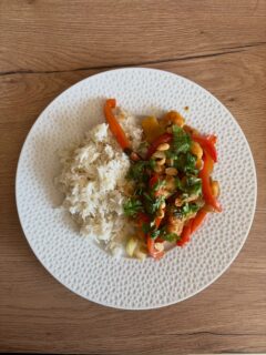 🍤 Crevettes sautées aux poivrons, pak choï & riz basmati

Pour 4 personnes

🛒 Ingrédients

Pour les crevettes et les légumes :

* 480 g de crevettes décortiquées
* 400 g de poivrons, soit environ 2 gros poivrons
* 400 g de pak choï
* 1 gros oignon, environ 150 g
* 1 à 2 gousses d’ail
* 2 c. à soupe d’huile d’olive, soit 20 g
* 4 c. à soupe de sauce soja, environ 60 ml
* 1 petit morceau de gingembre frais, facultatif
* Poivre
* Un peu de jus de citron vert, facultatif

Pour l’accompagnement :

* 200 g de riz basmati cru
* 20 g de cacahuètes non salées
* Quelques feuilles de coriandre fraîche

👩‍🍳 Préparation

1. Préparer les légumes
  Laver les poivrons et les couper en fines lamelles. Émincer l’oignon et le pak choï. Hacher l’ail et râper le gingembre si vous en utilisez.
2. Cuire le riz
  Faire cuire les 200 g de riz basmati cru selon les indications du paquet. Une fois cuit, ajouter les cacahuètes concassées et quelques feuilles de coriandre fraîche.
3. Faire sauter les légumes
  Dans une grande poêle ou un wok, faire chauffer l’huile d’olive. Ajouter l’oignon, les poivrons et l’ail. Faire revenir quelques minutes à feu vif pour conserver des légumes légèrement croquants.
4. Ajouter ensuite le pak choï et poursuivre la cuisson 3 à 4 minutes.
5. Ajouter les crevettes
  Incorporer les 480 g de crevettes et faire sauter quelques minutes, jusqu’à ce qu’elles soient bien chaudes.
6. Ajouter la sauce
  Verser la sauce soja, ajouter le gingembre et un peu de poivre. Mélanger à feu vif pendant 1 à 2 minutes afin que les saveurs se mélangent bien.
7. Servir
  Répartir le riz dans 4 assiettes et ajouter les crevettes et légumes sautés. Terminer avec quelques feuilles de coriandre et, si souhaité, quelques gouttes de citron vert.

💡 Repère par personne : environ 120 g de crevettes + 200 g de légumes + 50 g de riz cru, avec une petite portion de cacahuètes et de coriandre.

Astuce nutrition : pour limiter l’apport en sel, privilégiez une sauce soja réduite en sel et évitez de resaler la préparation. #dieteticienne #pertedepoids #saintgermainenlaye