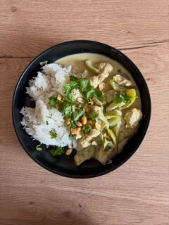 🍚🐔 Poulet coco curry, gingembre & poivron vert

Ingrédients (pour 4 personnes)

	•	480 g de blanc de poulet (120 g/pers.)
	•	200 g de riz basmati ou thaï cru (50 g/pers.)
	•	400 ml de lait de coco
	•	1 poivron vert, coupé en lamelles
	•	2 cm de gingembre frais, râpé
	•	1 c. à soupe de pâte de curry vert (ou curry doux selon goût)
	•	1 gousse d’ail, émincée
	•	1 citron vert (jus + quelques quartiers pour le dressage)
	•	1 poignée de coriandre fraîche ciselée
	•	30 g de cacahuètes concassées
	•	1 c. à soupe d’huile (olive ou coco)
	•	Sel, poivre

	1.	Faire cuire le riz selon les instructions du paquet.
	2.	Dans une sauteuse, faire chauffer l’huile et faire revenir l’ail et le gingembre 1 min.
	3.	Ajouter la pâte de curry, mélanger puis ajouter le poulet coupé en morceaux. Saisir 3-4 min.
	4.	Ajouter le poivron vert et le lait de coco. Laisser mijoter 12-15 min à feu doux jusqu’à ce que le poulet soit cuit et la sauce légèrement épaissie.
	5.	Ajouter le jus de citron vert, rectifier l’assaisonnement.
	6.	Servir sur le riz, parsemer de coriandre fraîche, de cacahuètes concassées et d’un quartier de citron vert.

💡 Astuce diététicienne : le poivron vert apporte de la vitamine C, les cacahuètes du croquant et des bonnes graisses insaturées — un plat complet et équilibré ! #dieteticienne #pertedepoids #saintgermainenlaye